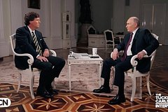 В США указали на тактическую уверенность Путина в интервью Карлсону